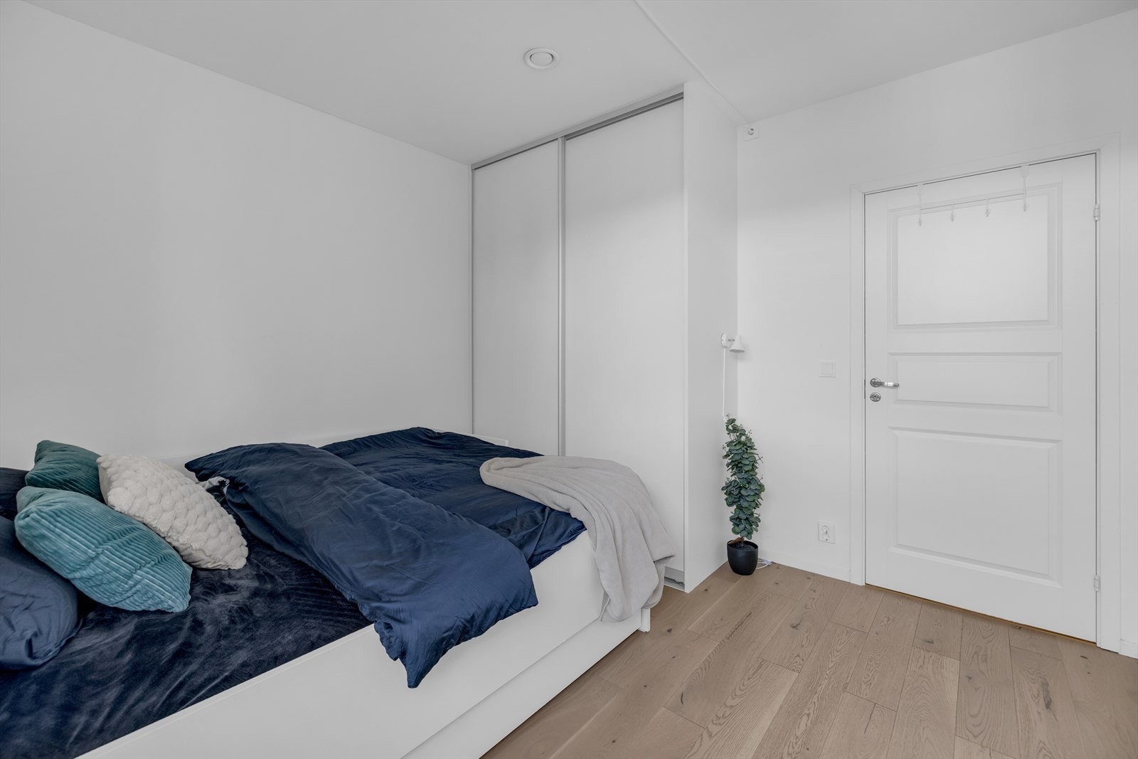 Her er det god plass til dobbeltseng med tilhørende nattbord. Videre er det skyvedørsgarderobe. Galleribilde