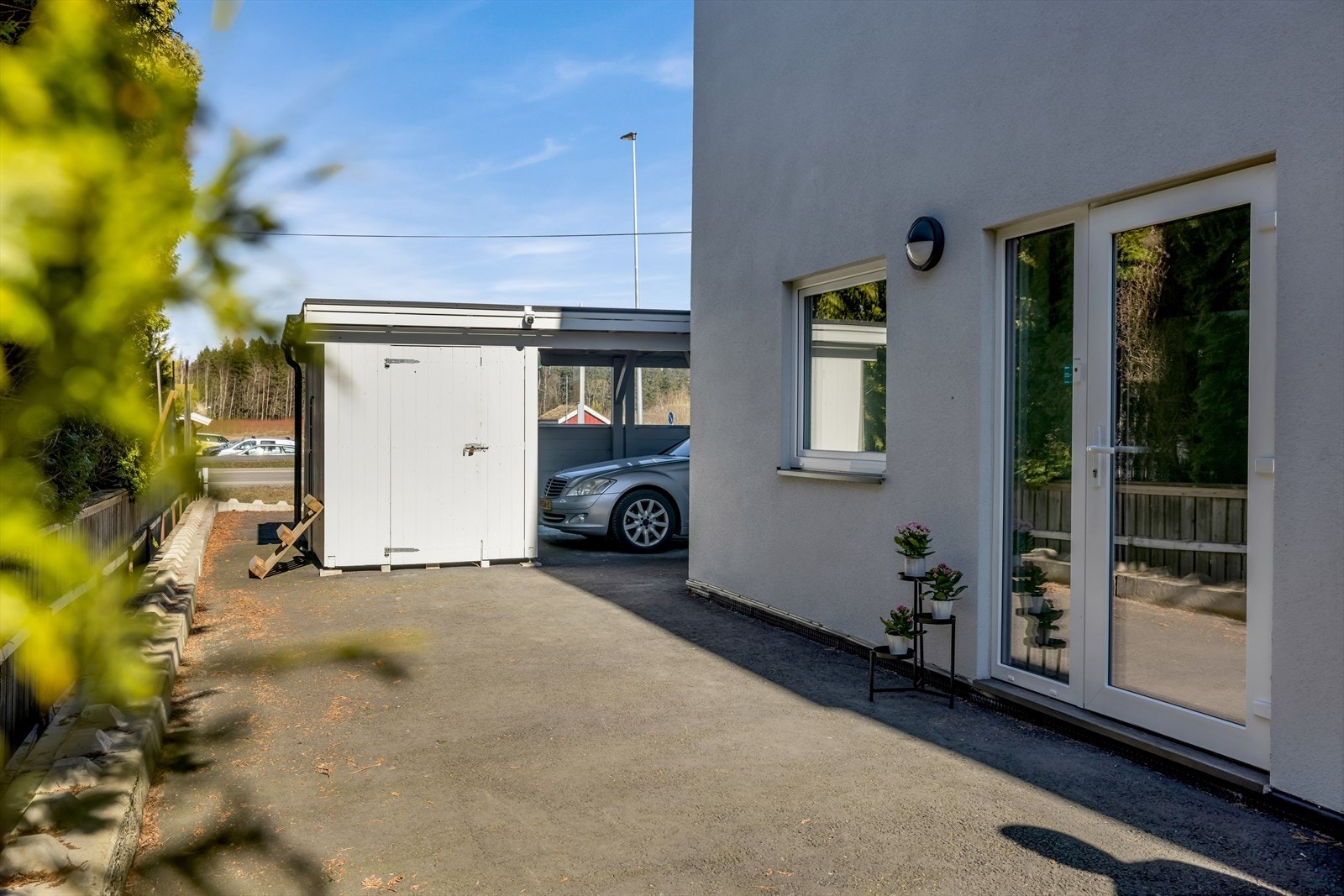 Fra inngangen er det kort vei til carport og utvendig bod. Galleribilde