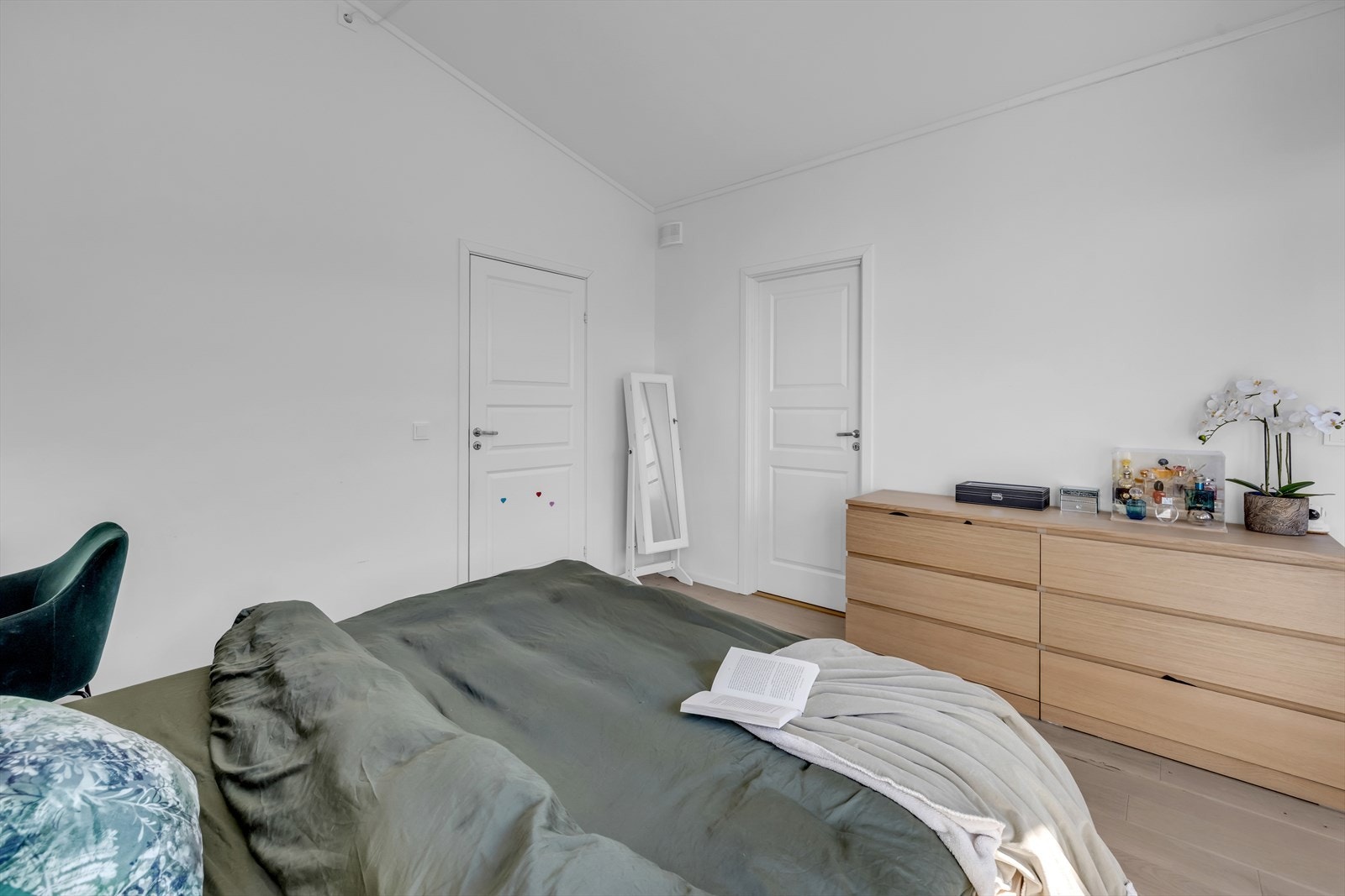 Fra soverommet er det en tilhørende bod innredet til walk-in closet. Galleribilde