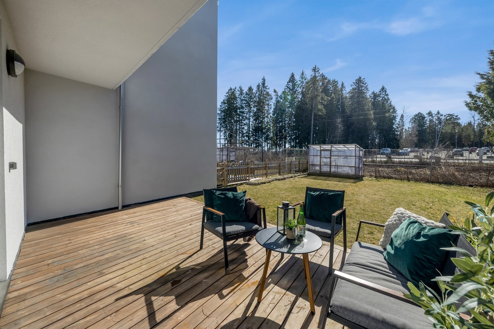 Fra stuen er det utgang til terrasse og hageområdet. Galleribilde