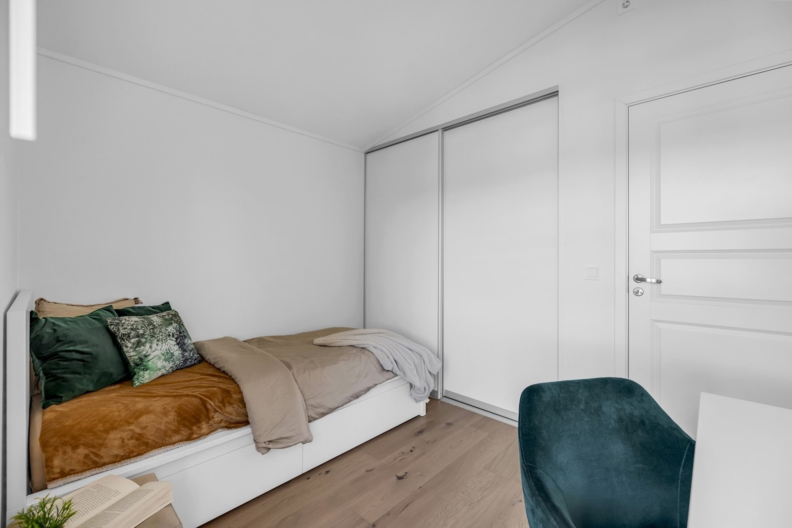 Godt med skapplass i plassbygd skyvedørsgarderobe. Galleribilde