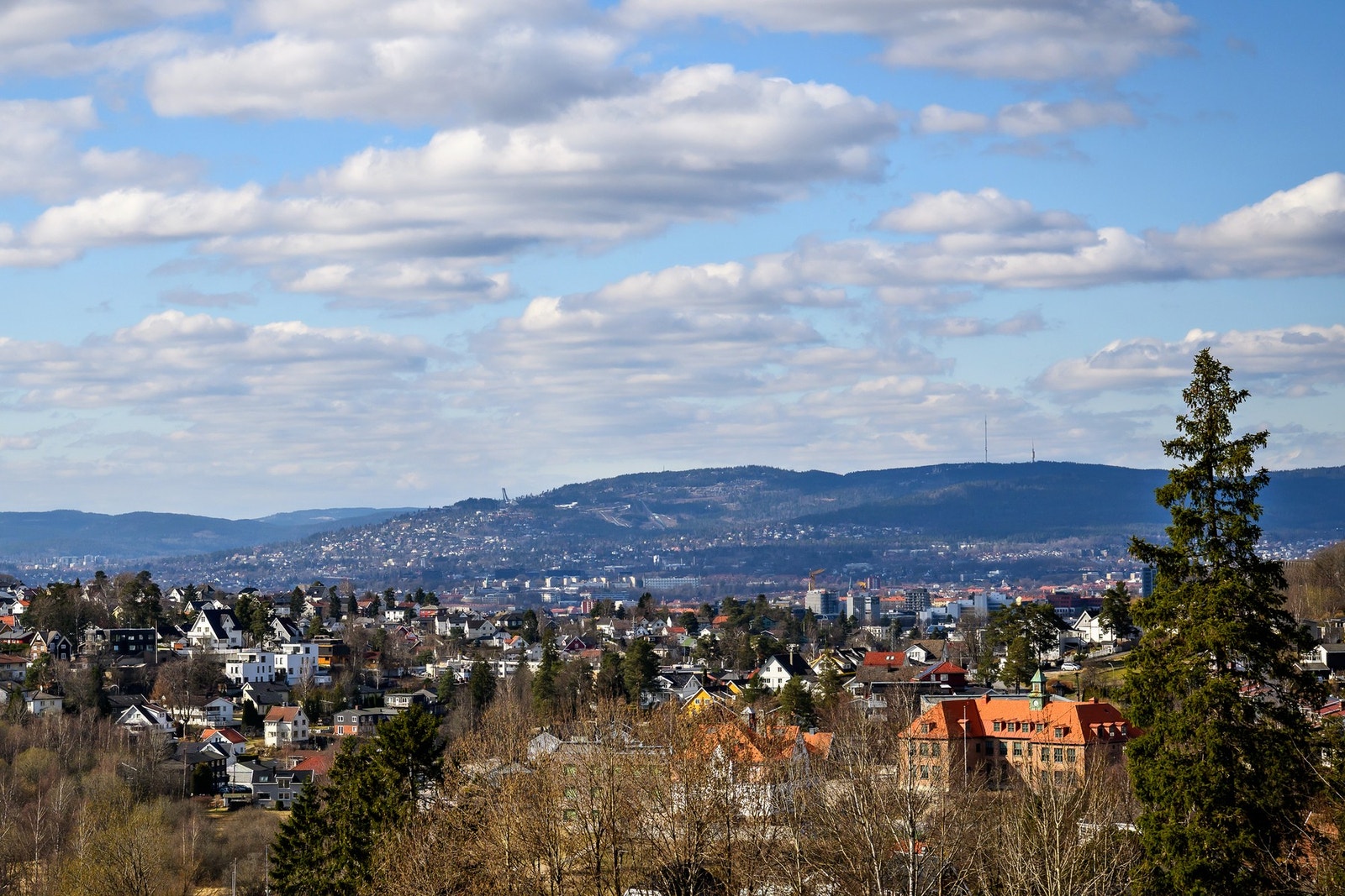 Fra balkongen kan man nyte hyggelig utsikt mot Holmenkollen Galleribilde