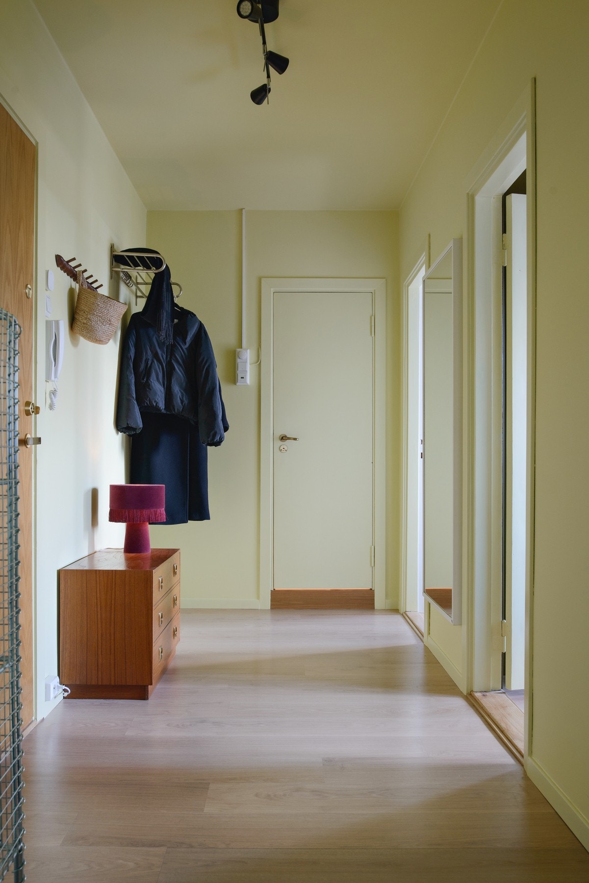 Entréen gir et godt førsteinntrykk, med moderne, lyse fargevalg på vegger og tak som harmonerer godt med det lyse laminatgulvet Galleribilde