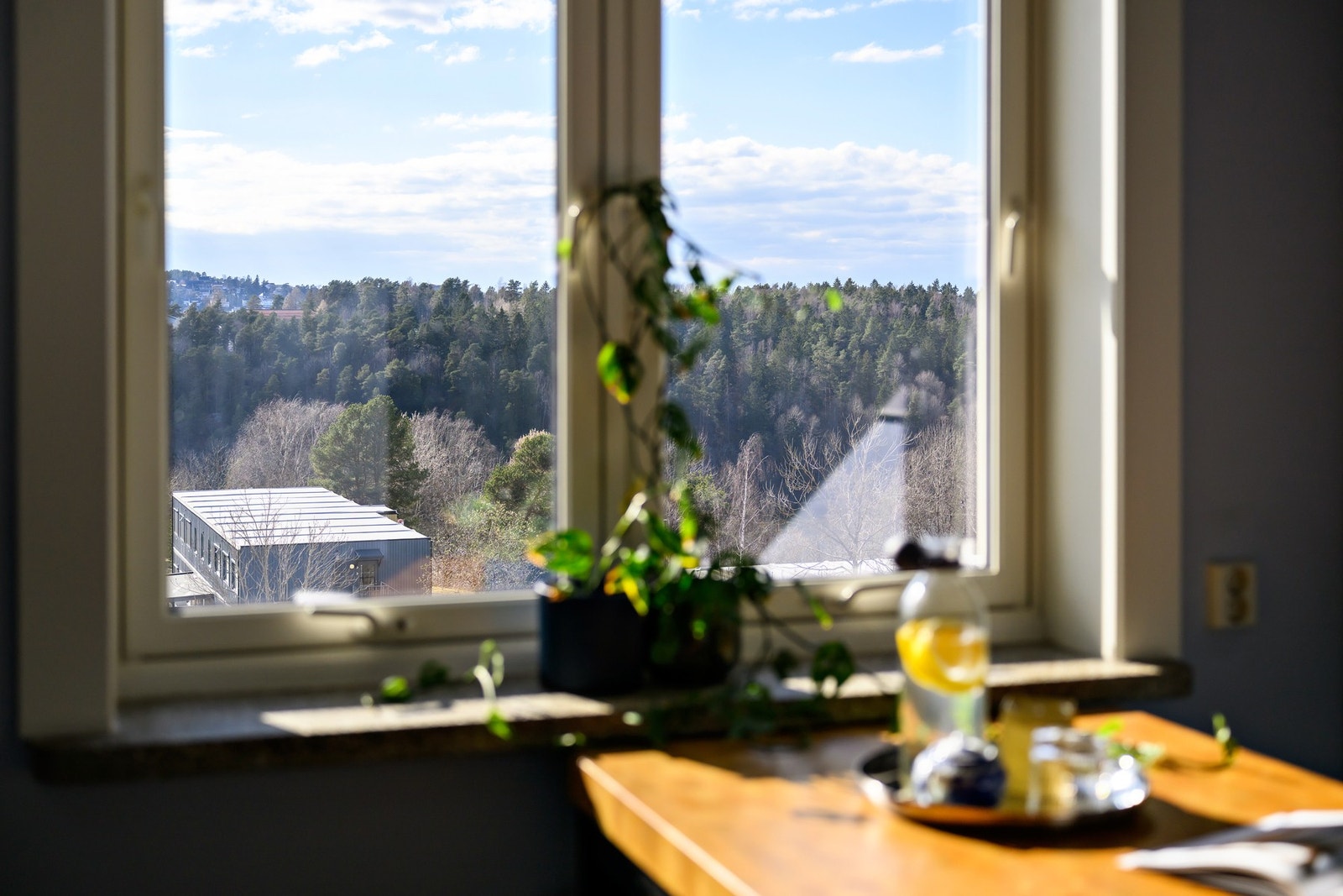 Ved kjøkkenvinduet er det plass til et hyggelig frokostbord Galleribilde