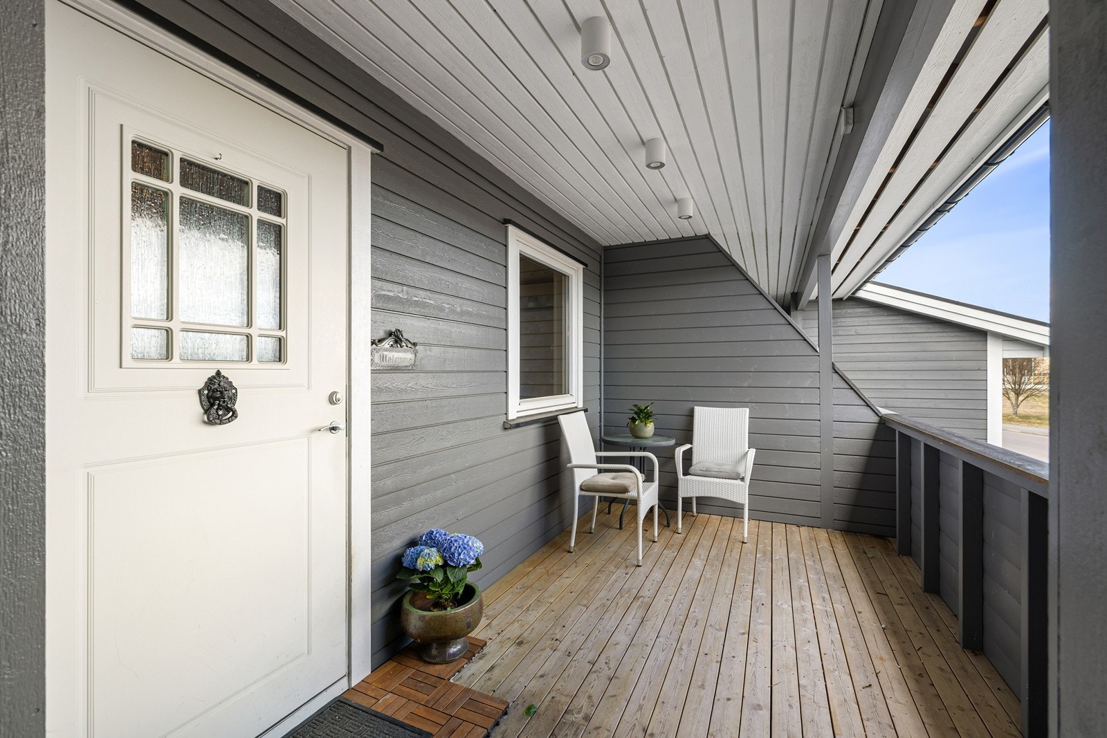 Boligen har et hyggelig inngangsparti fra utvendig trapp og adkomstterrasse. Galleribilde