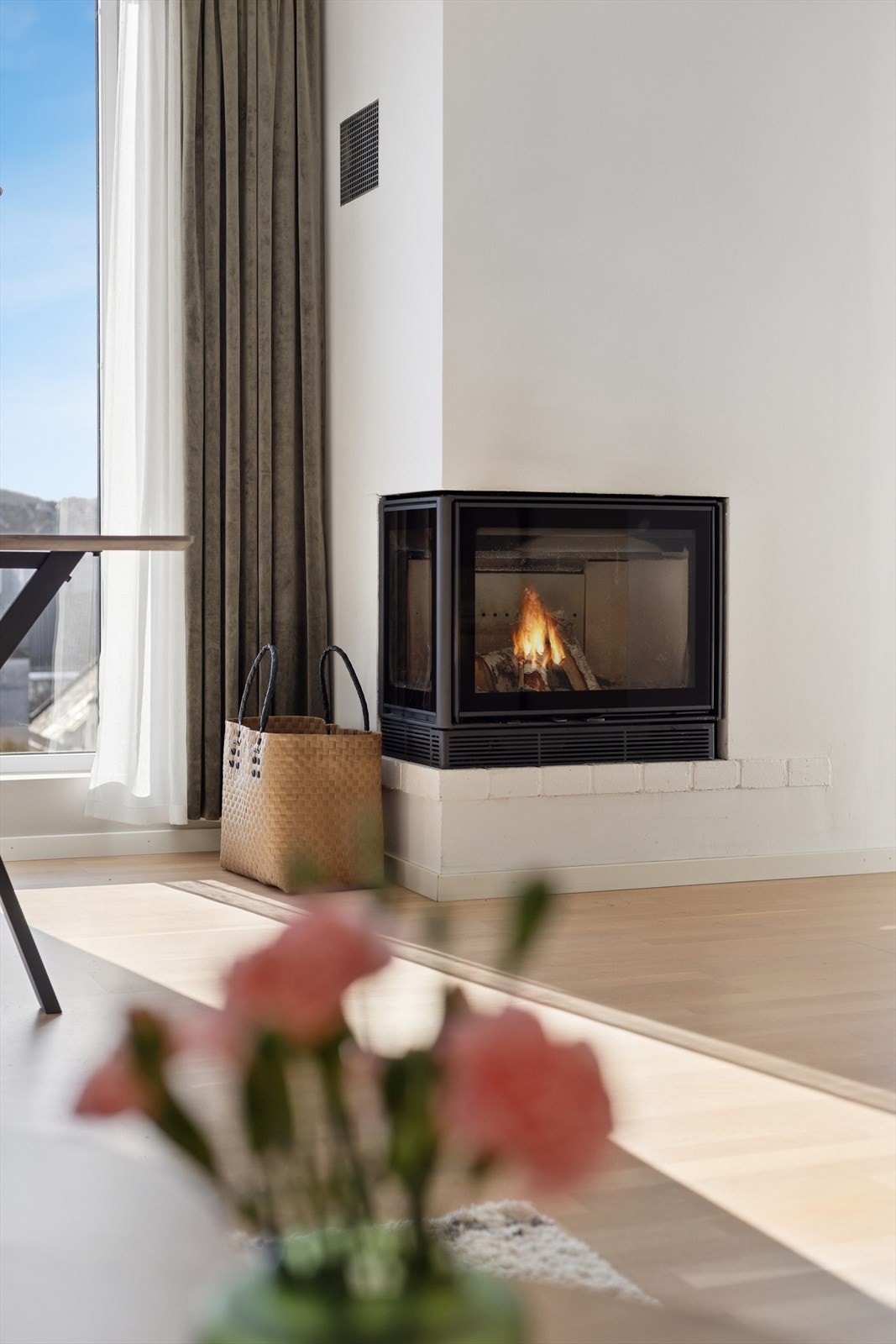 Peisen er et sentralt element i rommet og bidrar med både varme og hygge. Galleribilde