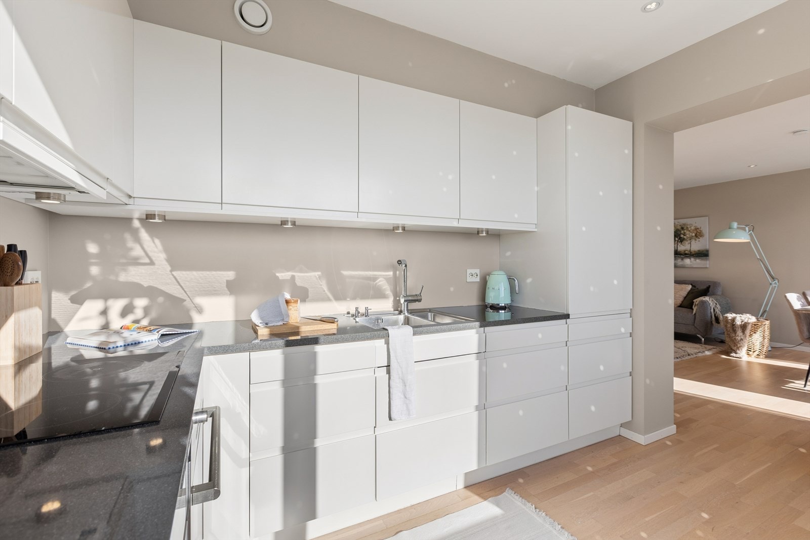 Gode oppbevaringsmuligheter i over- og underskap med glatte, moderne fronter. Galleribilde