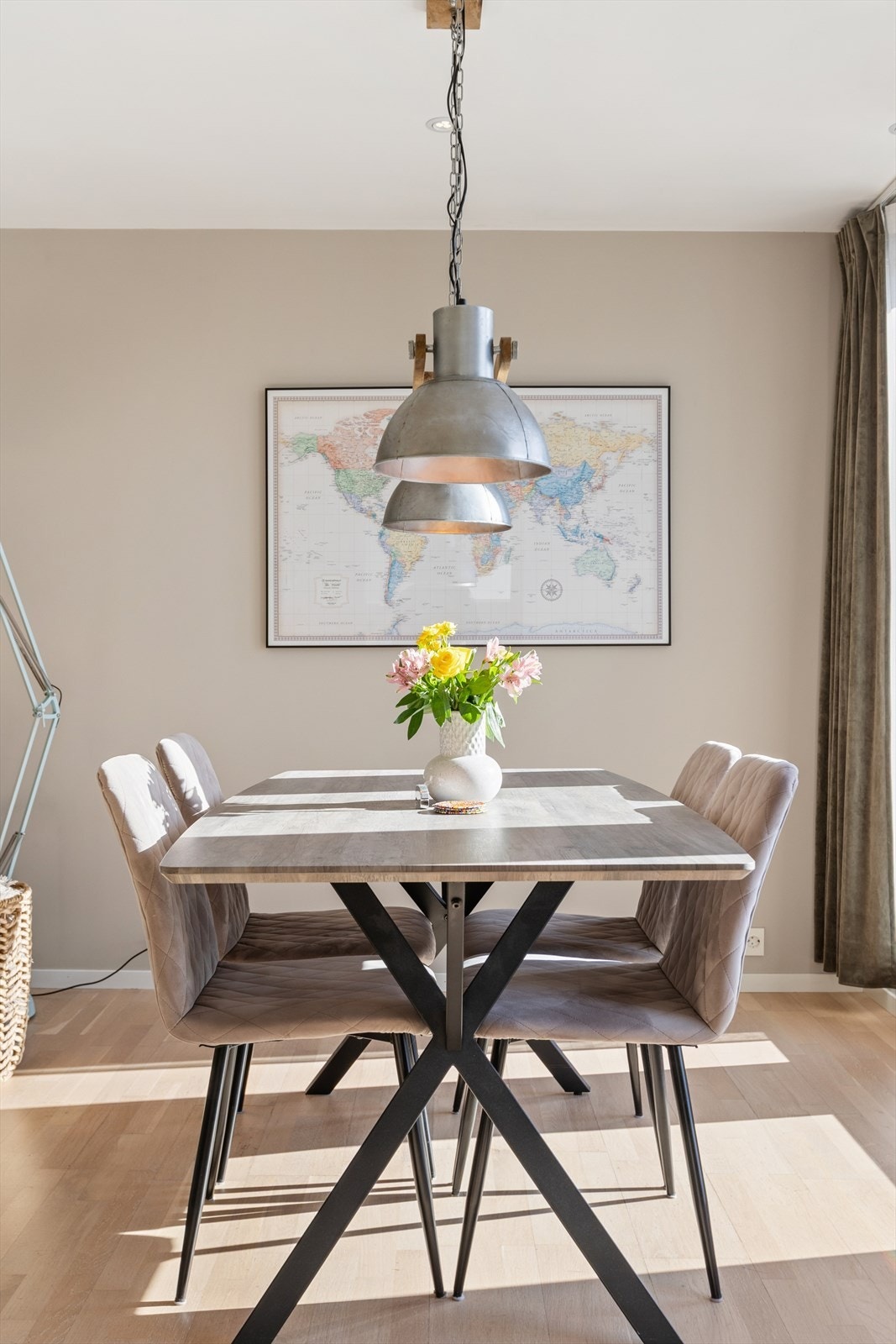 Det er god plass til en romslig spisegruppe, perfekt for måltider med venner og familie. Galleribilde
