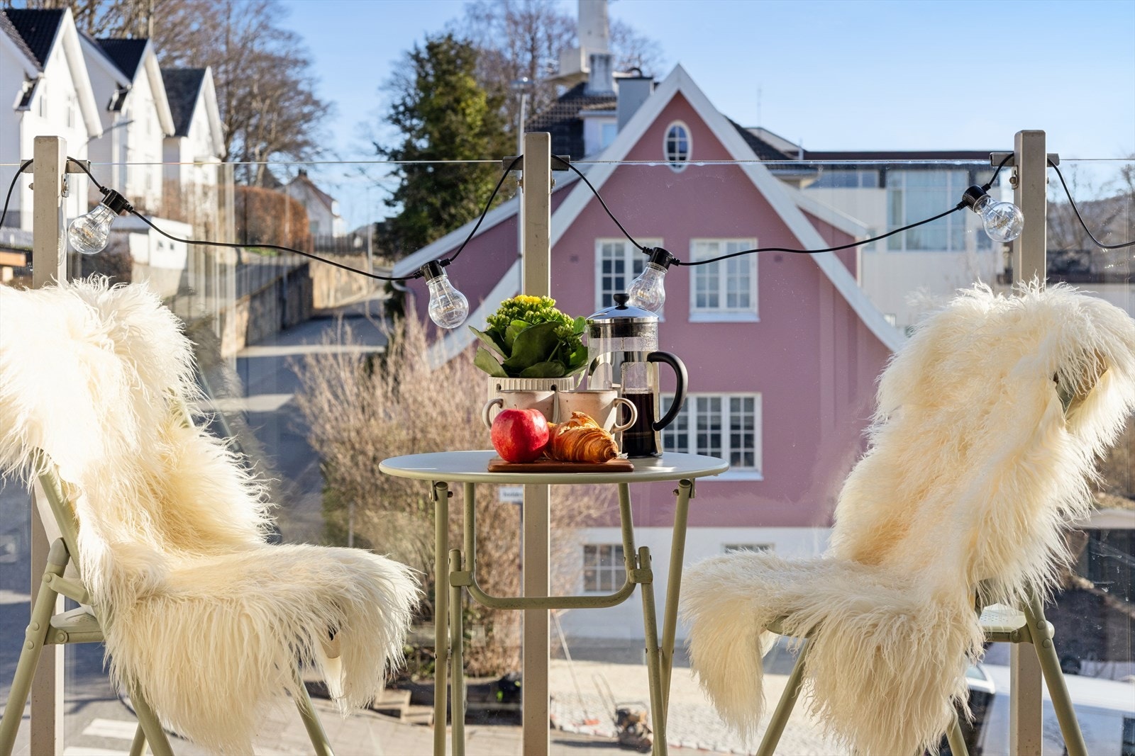 En privat uteplass med plass til en liten sittegruppe. Galleribilde