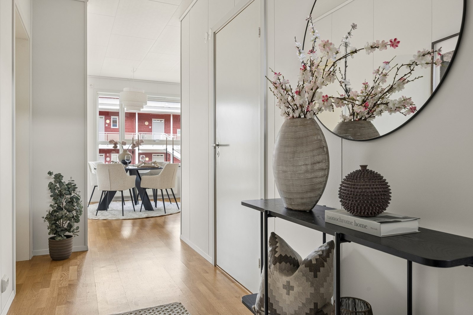 Det er plass til kommode og skoskap i gangen. Galleribilde