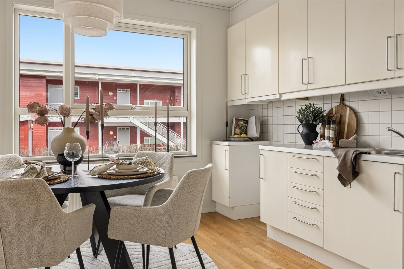 Kjøkkeninnredning fra byggeår med slette, folierte fronter, laminert benkeplate og fliser mellom benk og overskap. Galleribilde
