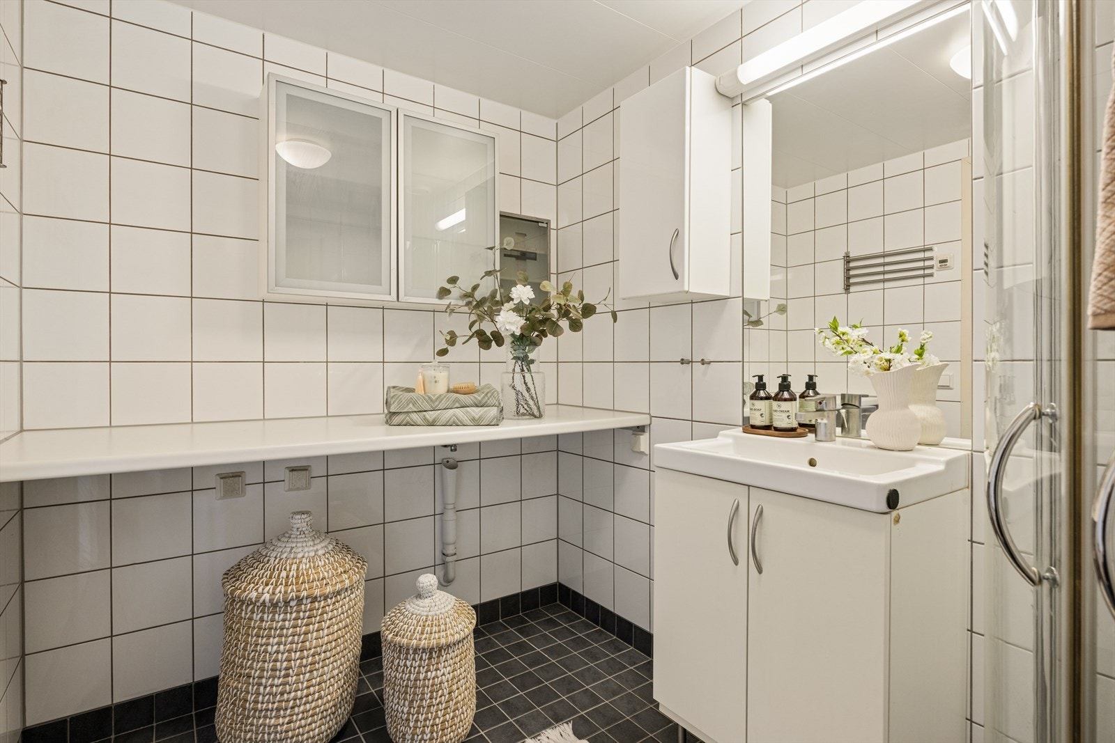 Her er det praktisk opplegg for vaskemaskin og tørketrommel med tilhørende kran og avløp, samt god benkeplass. Galleribilde