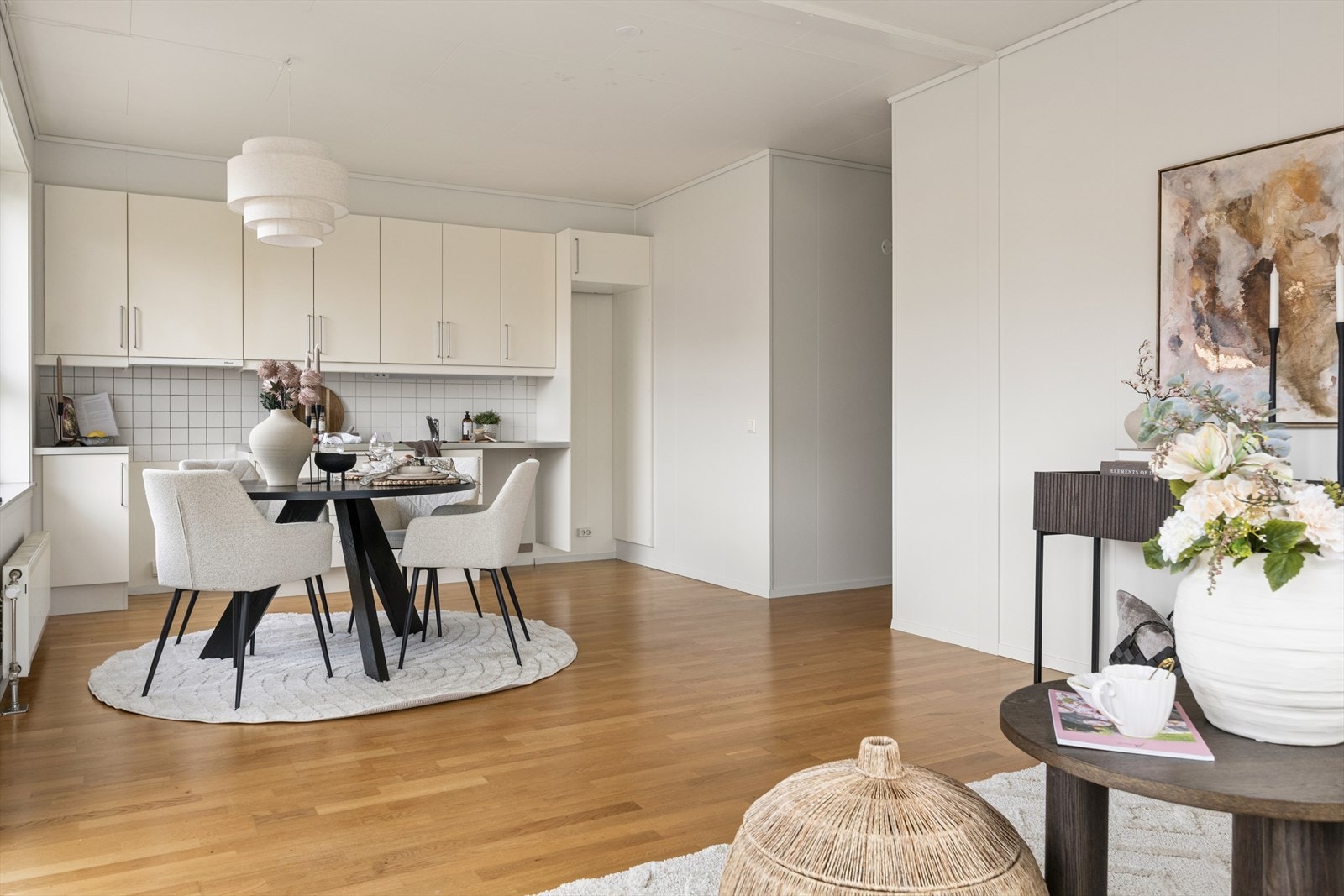 Stue og kjøkken utgjør et samlet areal på 26,5 m², som gir fleksible møbleringsmuligheter. Galleribilde