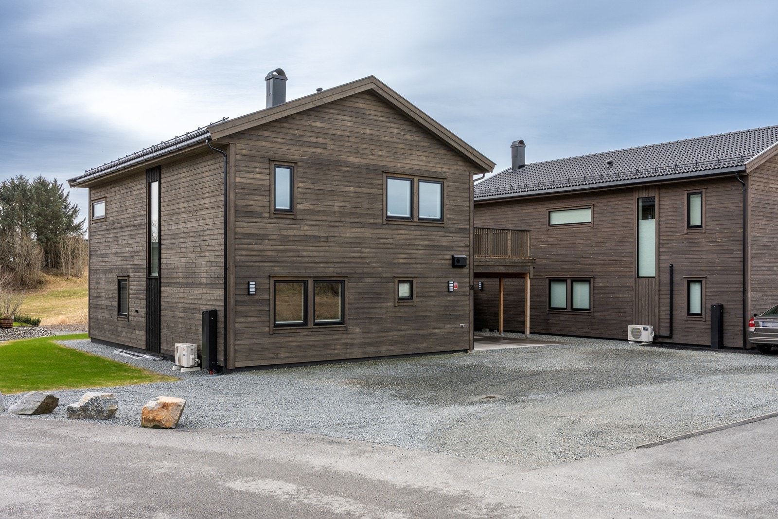 God plass til parkering av flere biler i eget gårdsrom, samt i carport under terrassen. Galleribilde