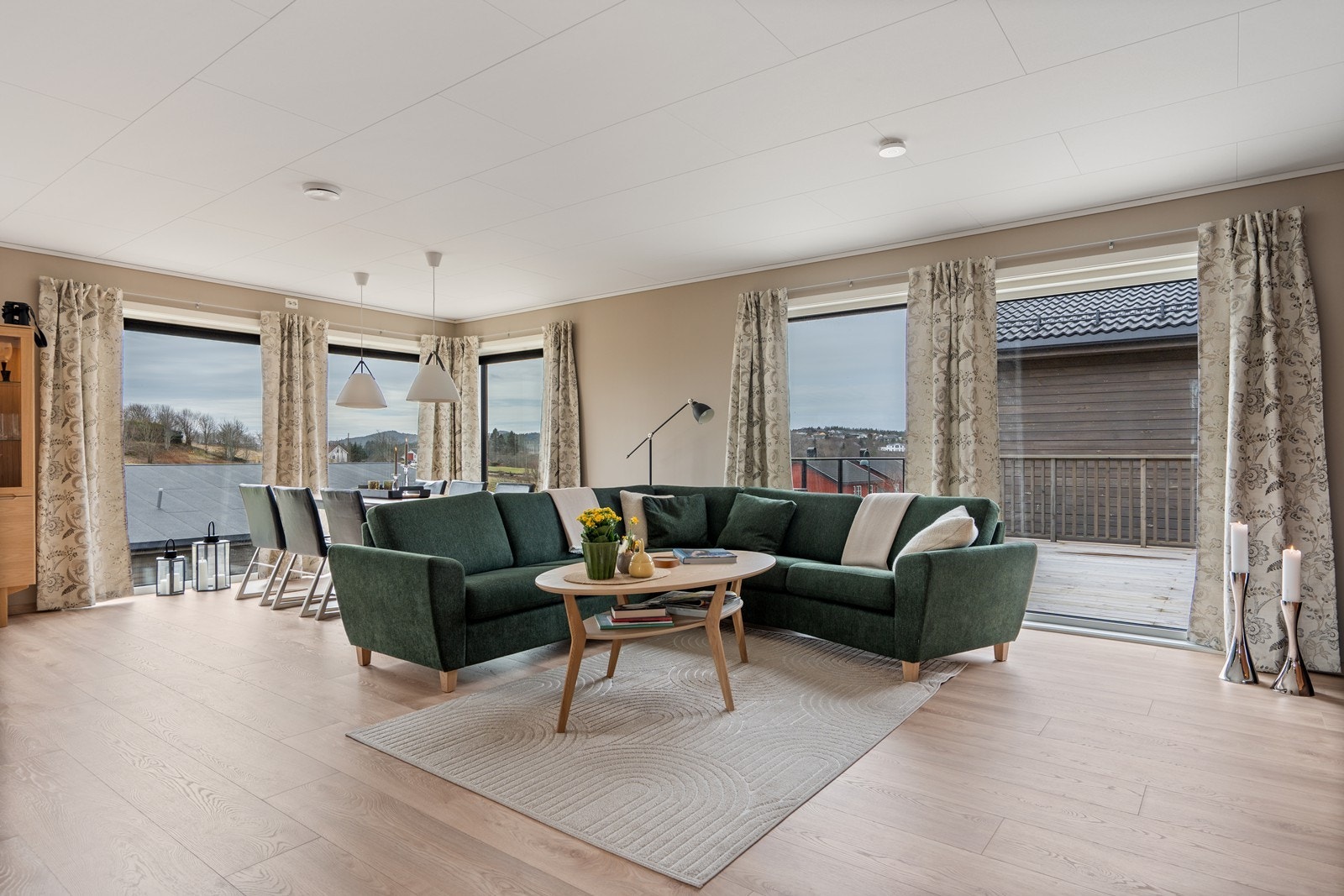 Store vindusflater med masse lysinnslipp og flott utsikt utover nærområdet er med på å underbygge den gode atmosfæren i rommet. Galleribilde