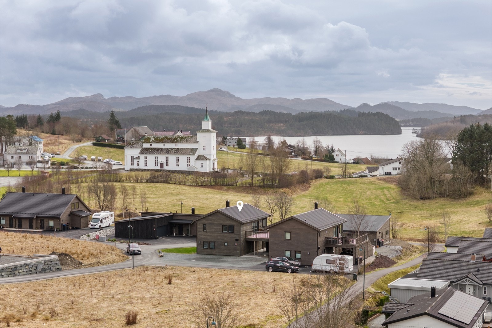 Det er kort gå - og sykkelavstand til skole, barnehage og Sveio Sentrum. Galleribilde