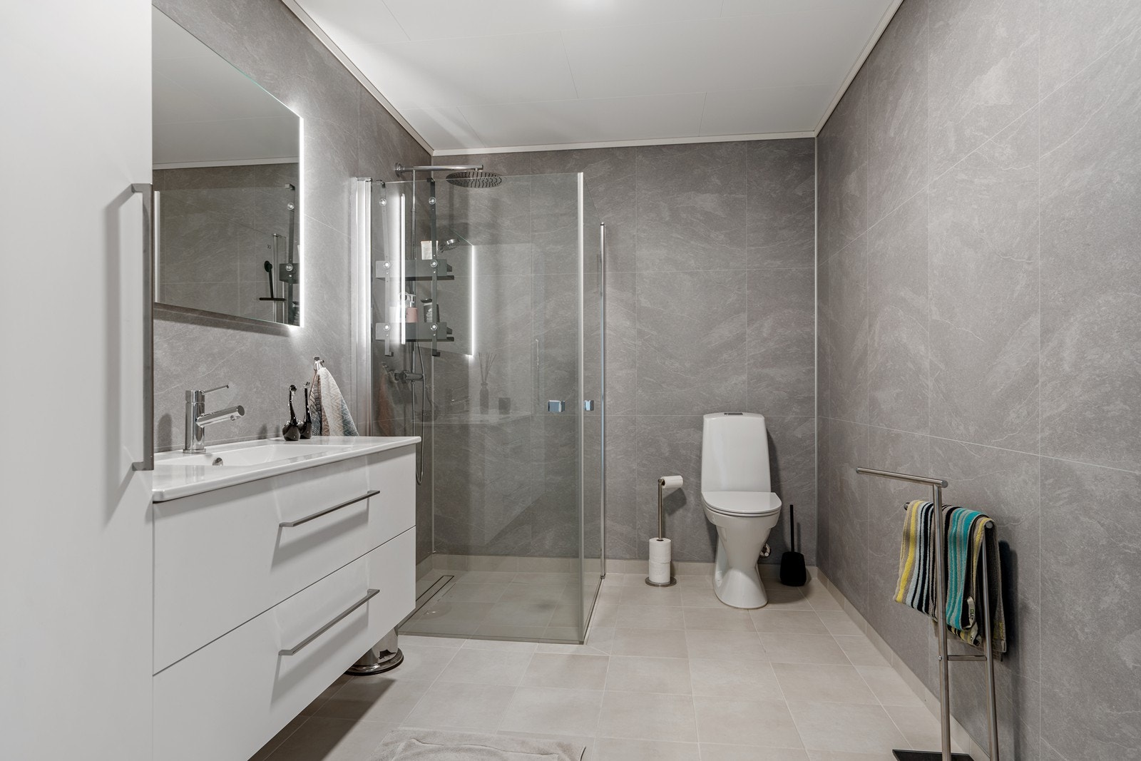 Badet er utført med baderomsplater på veggflater og fliser på gulv med varmekabler. Galleribilde