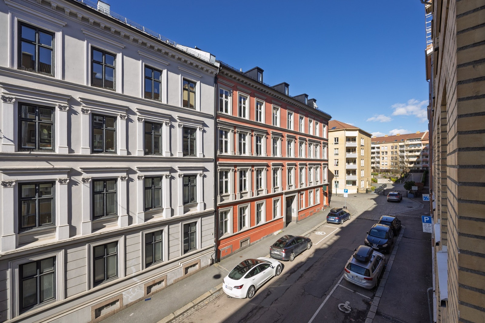 Leiligheten har en svært sentral beliggenhet, med alt av fasiliteter i umiddelbar nærhet! Galleribilde