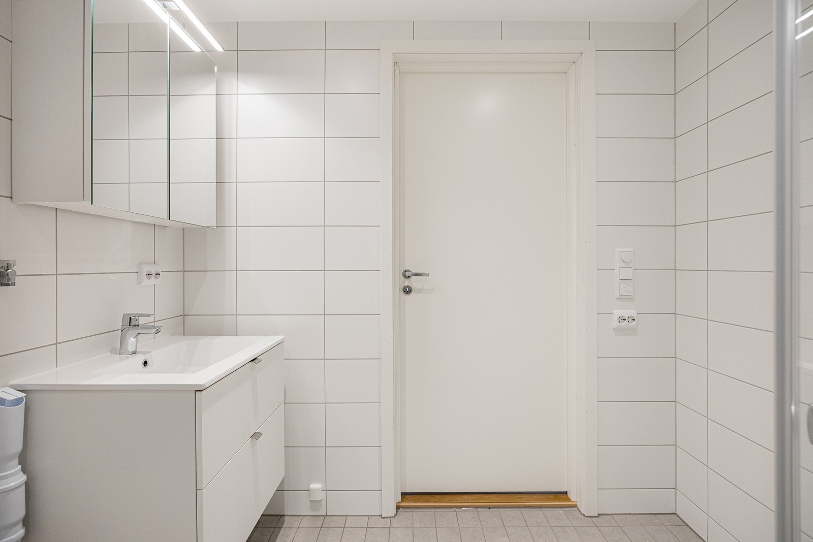 Til venstre for servantmøbel er det avsatt plass til vaskemaskin og tørketrommel i vaskesøyle. Galleribilde
