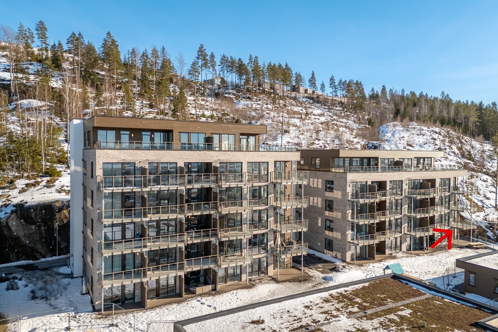 Leiligheten ligger ytterst til høyre og i byggets andre etasje (markert med rød pil). Galleribilde
