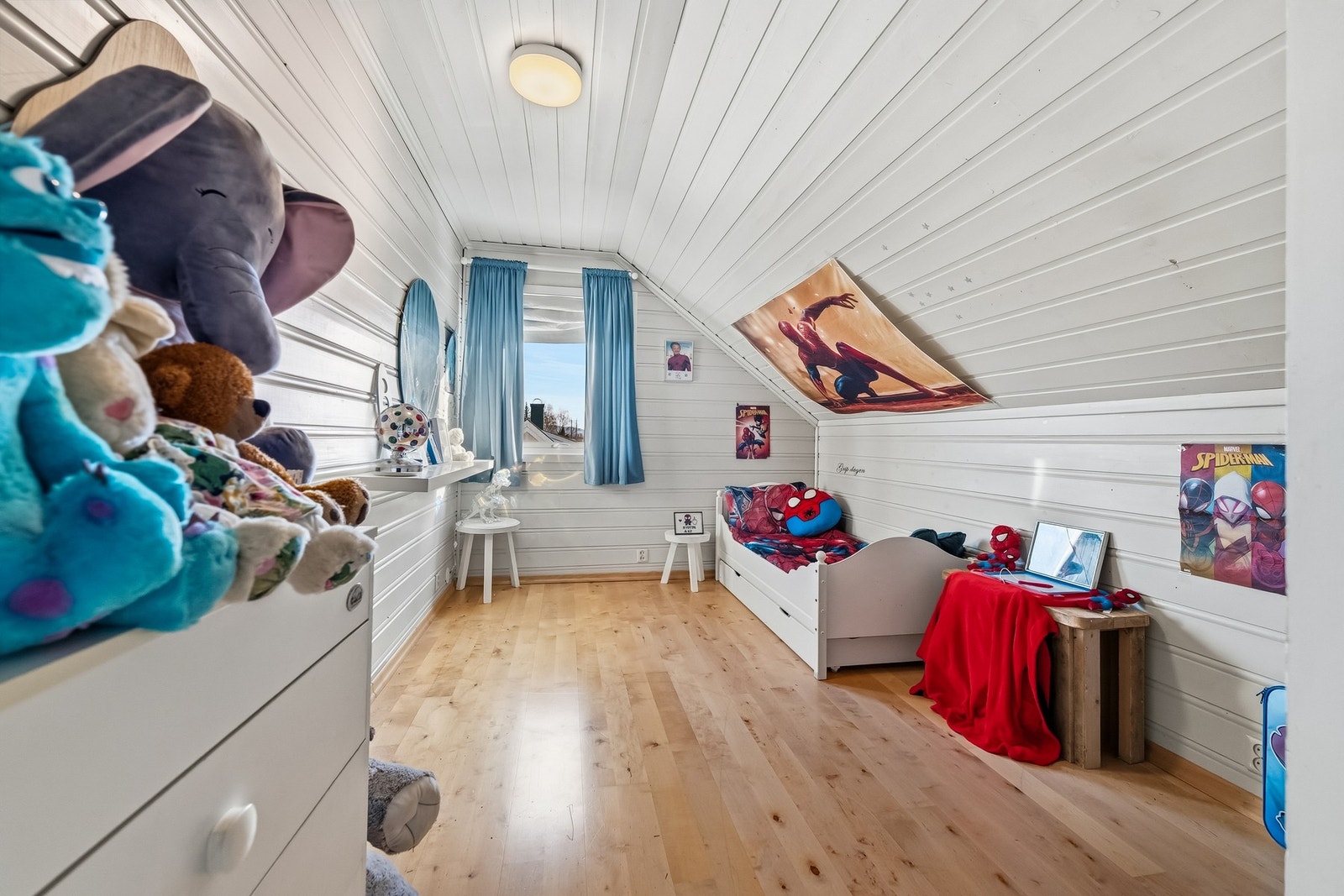 Soverom 4 har malte panelvegger, laminatgulv og stort vindu. Galleribilde