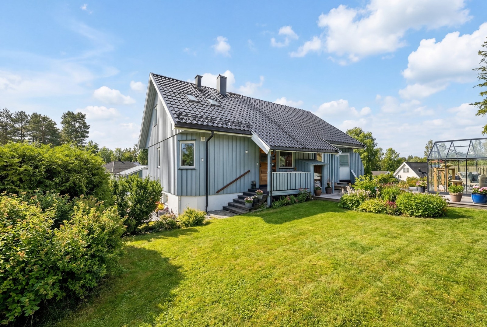 Boligen byr på romslige oppholdsrom, koselig opparbeidet hage og flere solrike terrasser - perfekt for familieliv i alle faser. Galleribilde