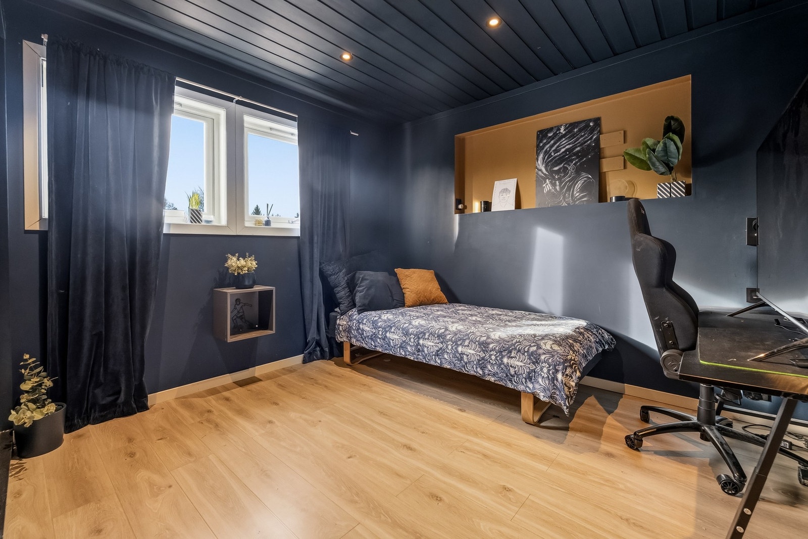 Soverom 5 har malte, slette vegger, laminatgulv og to gode vinduer som gir rikelig med dagslys, samt downlights i himling. Galleribilde