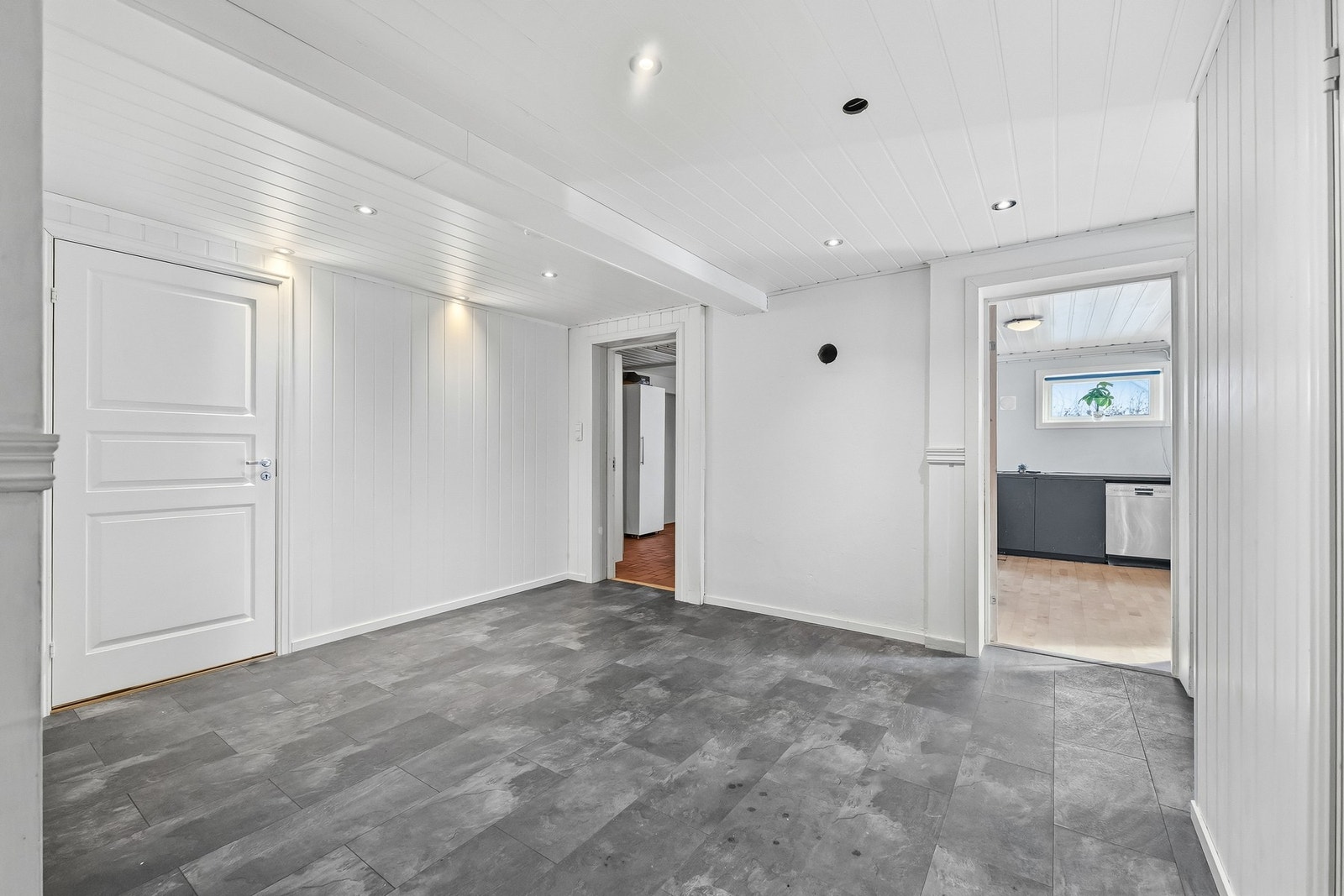 Godkjent utleiedel: Hyggelig entré/hall med lysmalte veggflater og downlights i himling, som gir et godt førsteinntrykk. Galleribilde
