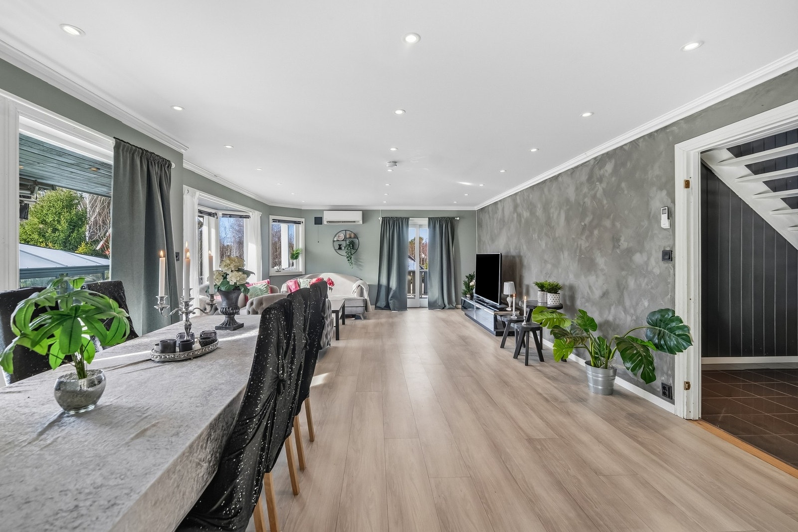 På gulvet er det lagt nyere enstavs parkett. Himlingen er utstyrt med downlights. Galleribilde