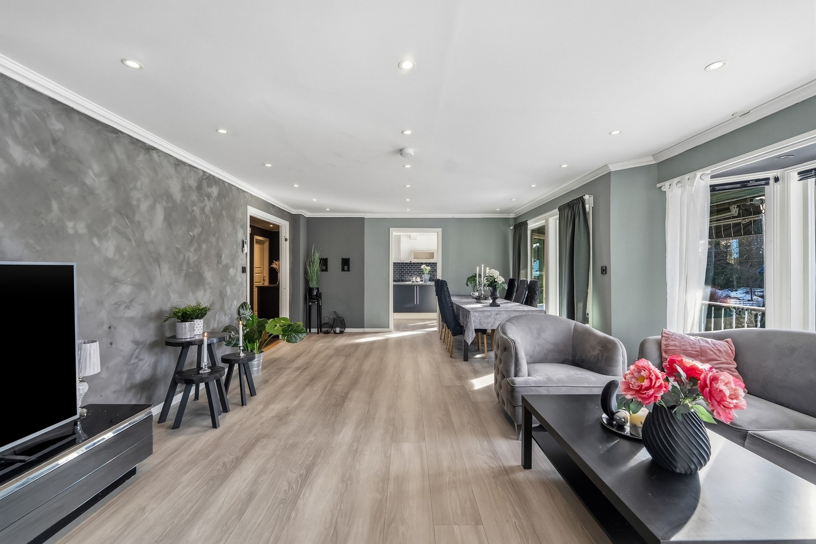 Stuen har god plass til både sofagruppe og øvrig møblement. Galleribilde