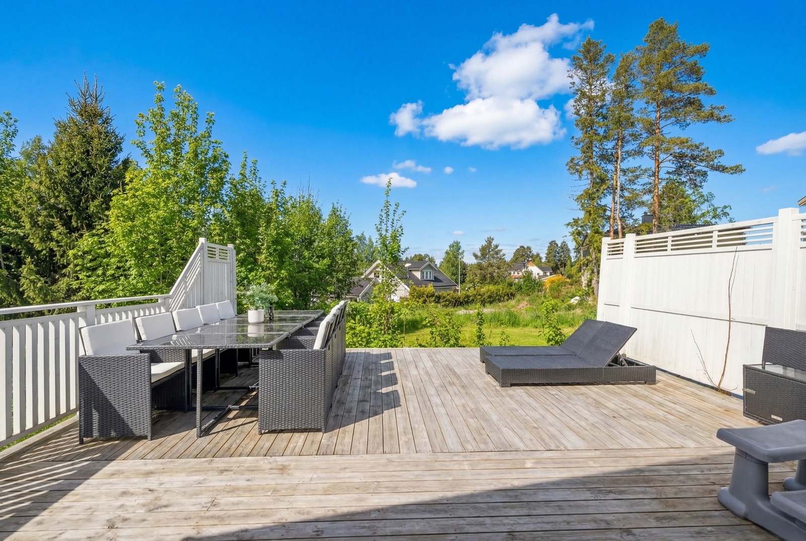Det er direkte adkomst til lavereliggende terrasse. Terrassen innbyr til late dager og sene kvelder i hyggelige omgivelser. Galleribilde