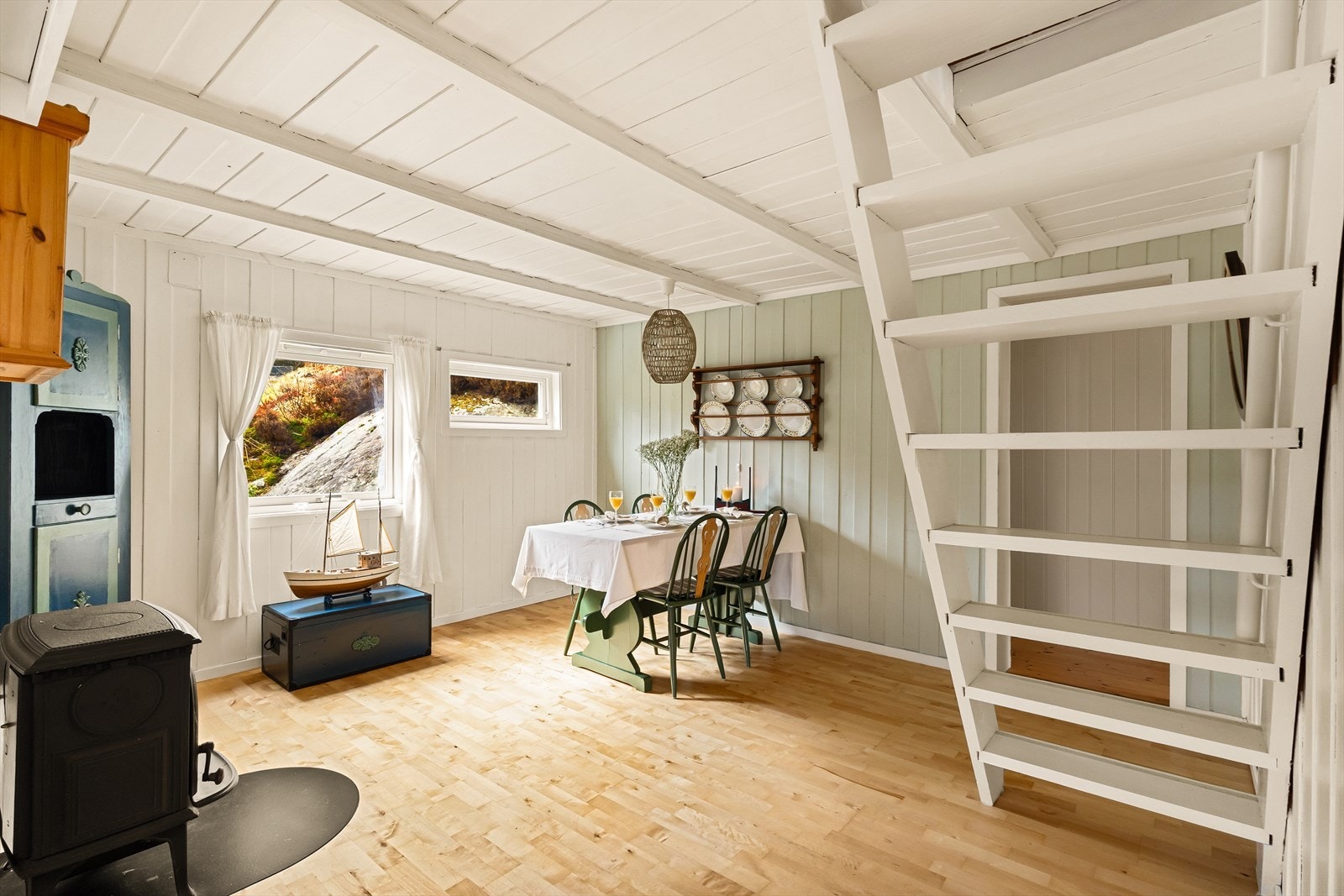 - Stuen måler 14,2 m², her har en også tilkomst til fritidsboligens hems - Galleribilde