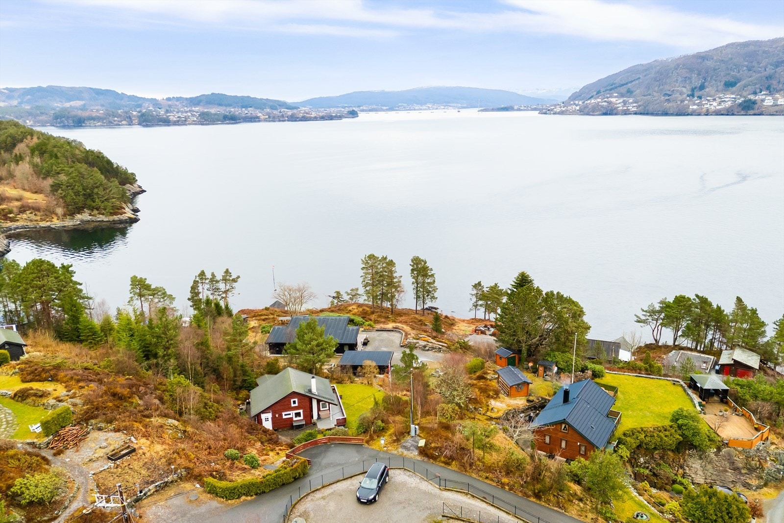 - Fantastisk beliggenhet på Ask, med kort avstand til sjø og landlige omgivelser, samt dagligvarebutikk, Ravnanger senter og Bergen sentrum - Galleribilde