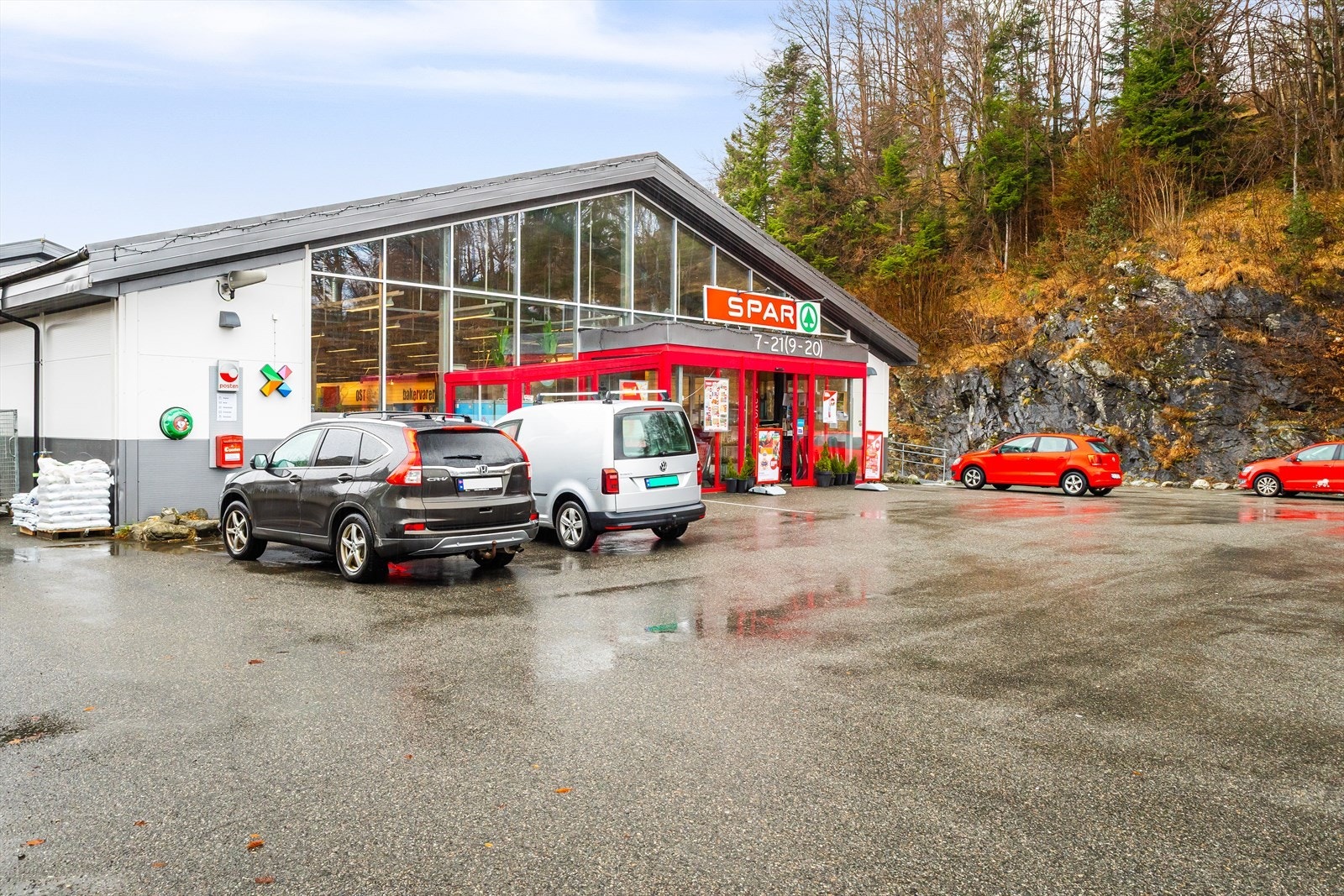 - Dagligvarebutikken Spar på Ask finner man en kort gåtur unna eiendommen - Galleribilde