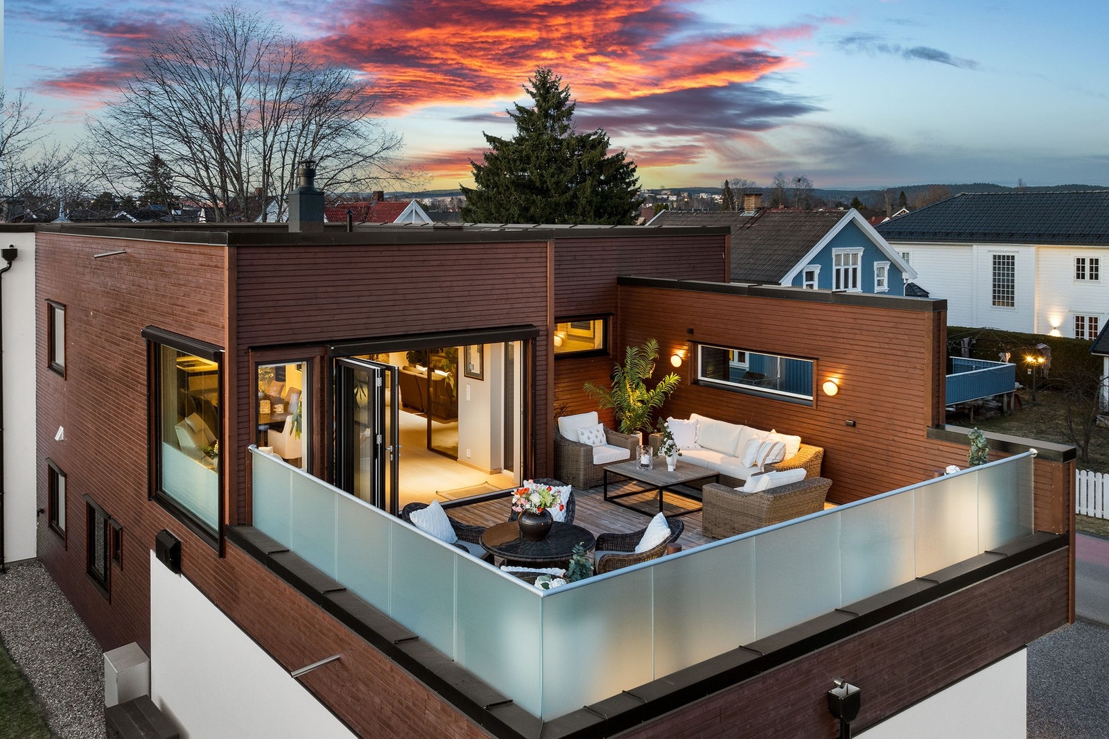 Stor og solrik terrasse med utgang fra stuen i 2. etasje. Galleribilde