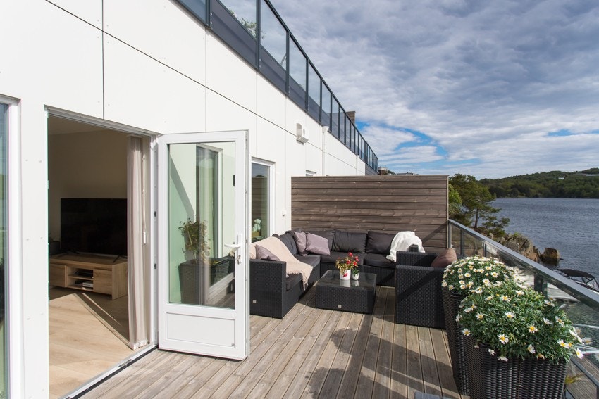 Romslig terrasse med mye sol Galleribilde