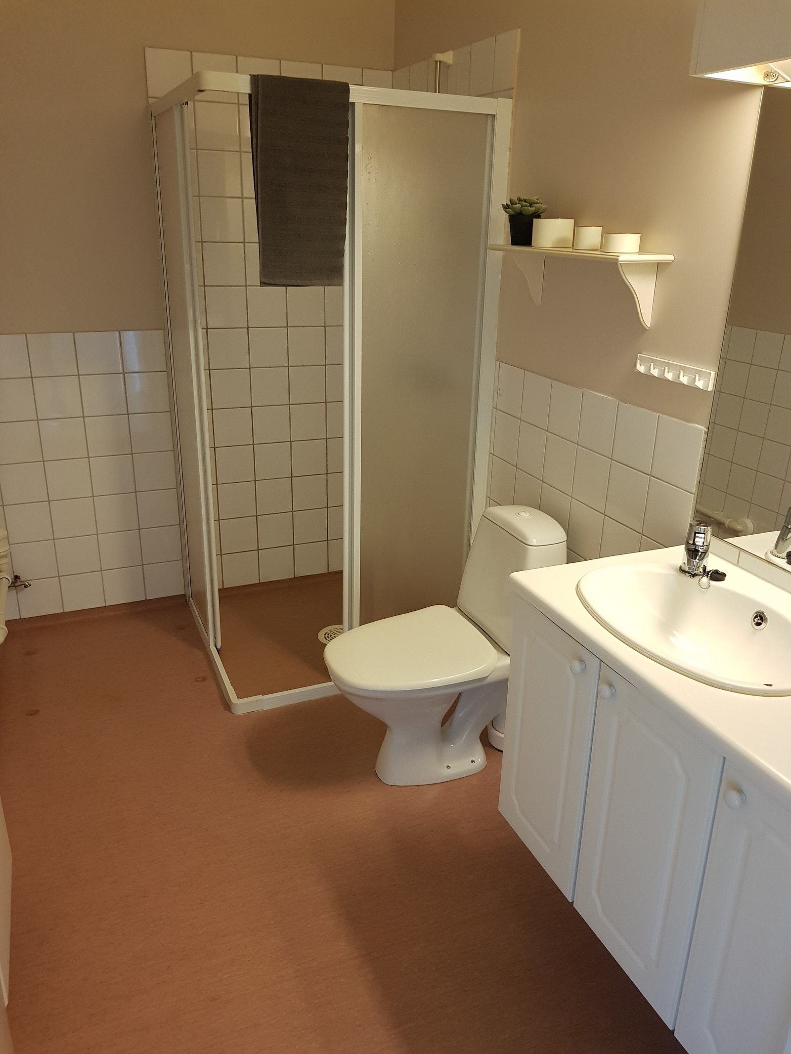 Romslig bad med plass for vaskemaskin Galleribilde
