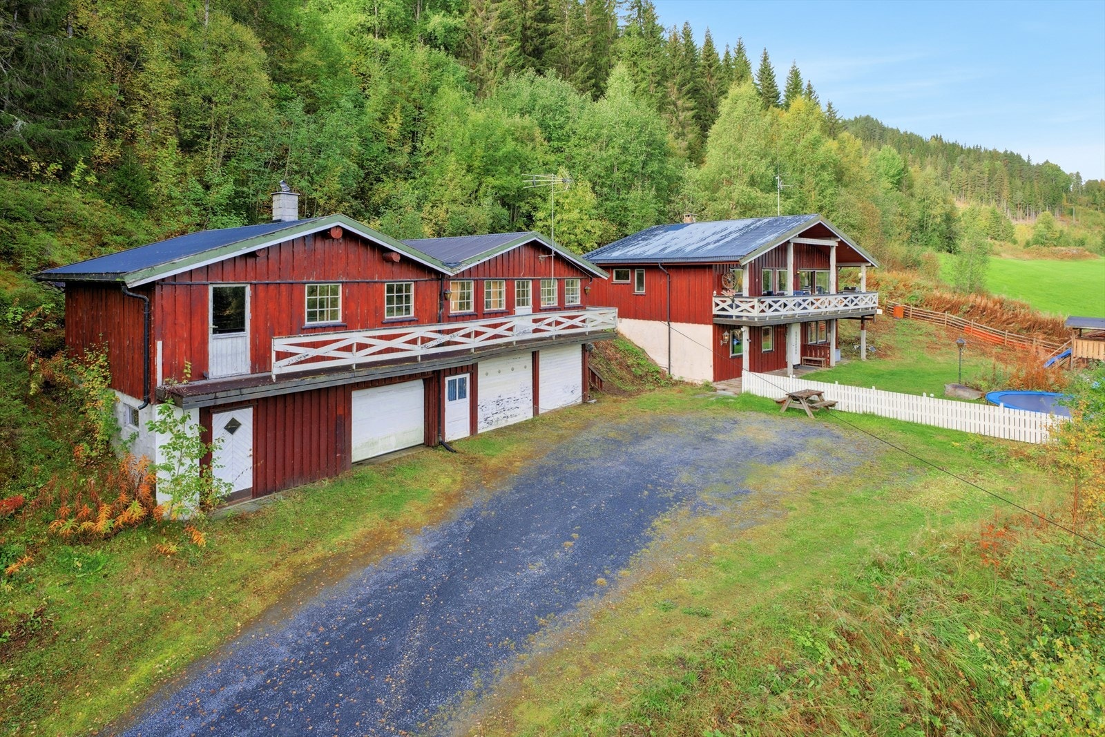 Garasje fra 1980 over to plan med innredet leilighet i overetasjen. Ikke godkjent og lovlig - Se punktet ferdigattest i salgsoppgaven for ytterligere informasjon angående lovlighet. Galleribilde