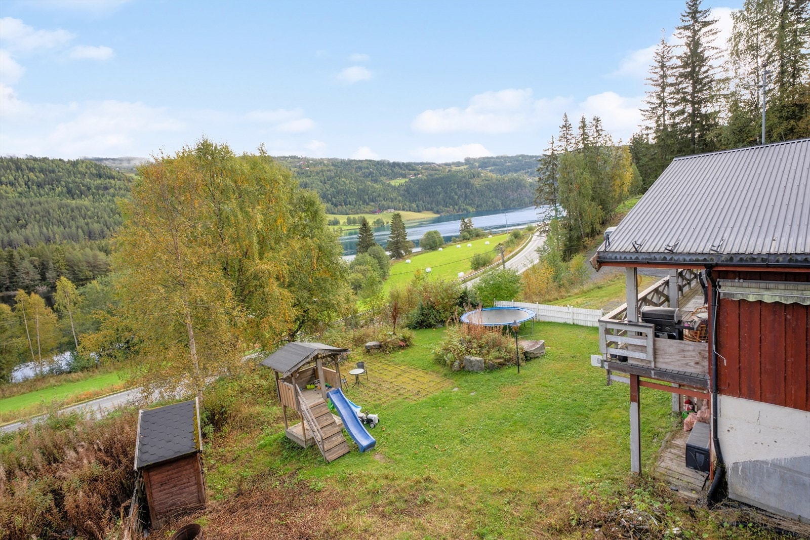 Her bor du åpen og fint til med utsikt over vakre Sebufjorden og de omkringliggende områdene. Galleribilde