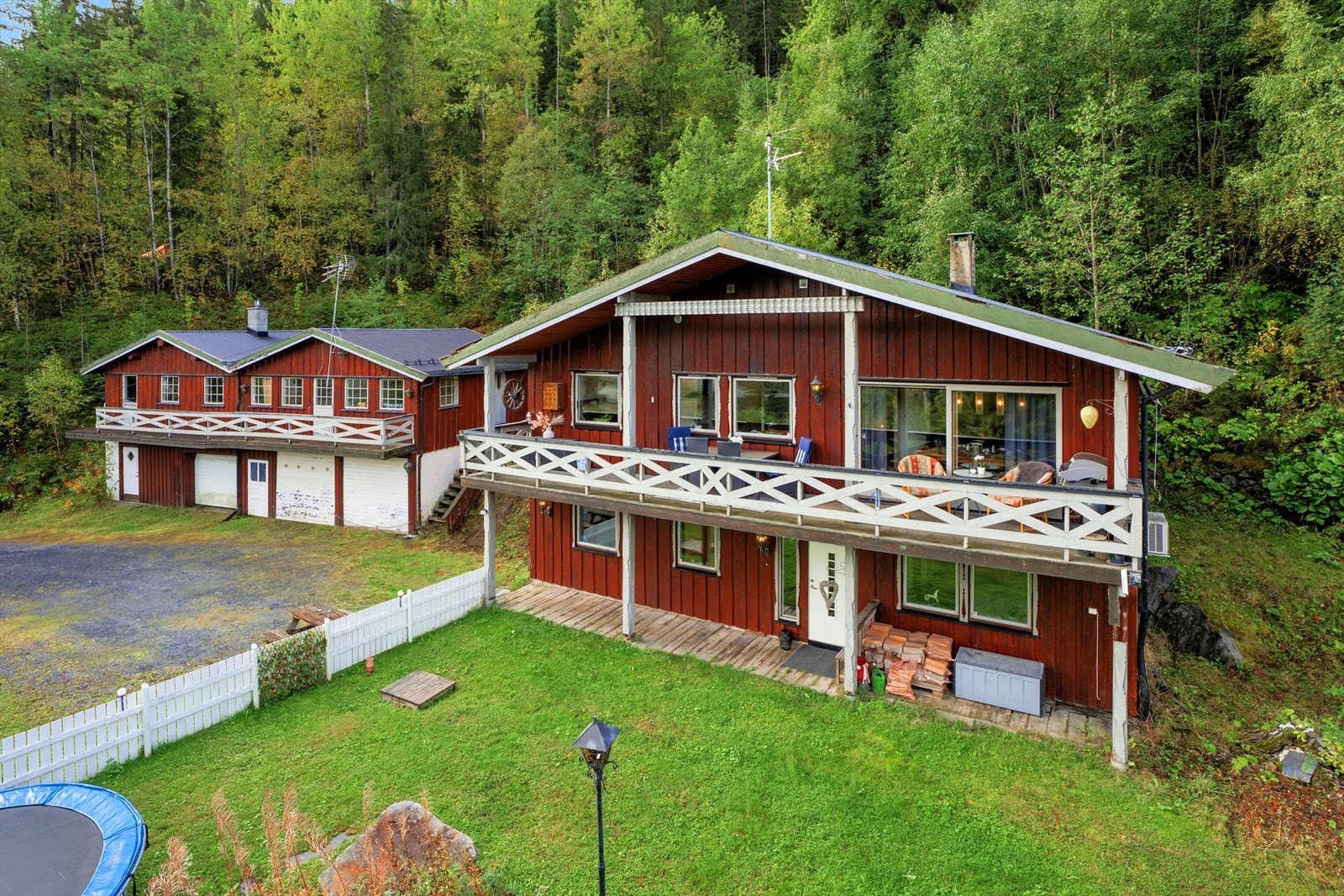 Velkommen til Bygdinvegen 524 - en stor og innholdsrik eiendom med enebolig og garasjebygg fordelt over to plan. Galleribilde