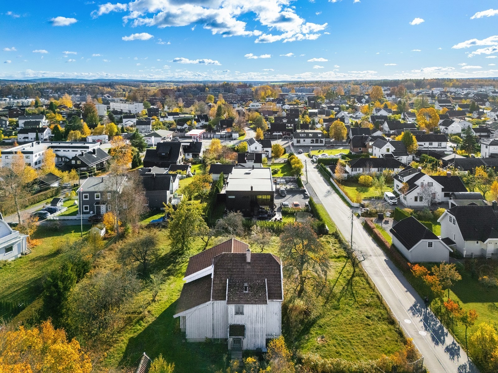 Eiendommen har en flott og skjermet beliggenhet på Hebekk i et svært attraktivt, veletablert og barnevennlig boligområde. Galleribilde