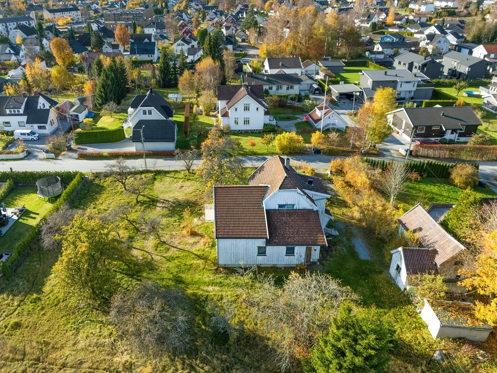 Tilstanden på byggene er svært svak med omfattende avvik og betydelig behov for rehabilitering/riving. Galleribilde
