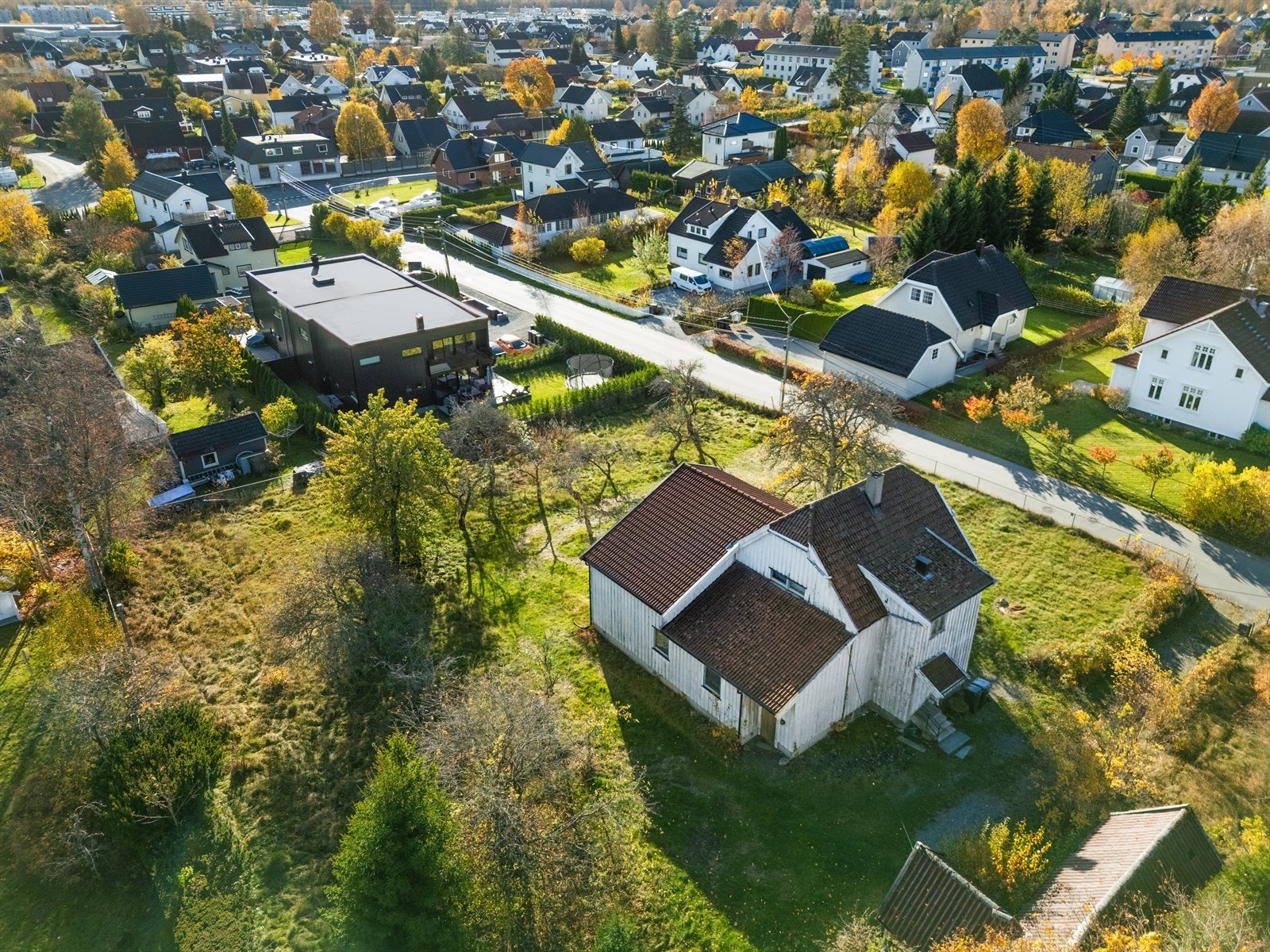 Eiendommen er relativ flat og består hovedsakelig av gress, kratt, trær, busker og beplanting. Det er gjerde rundt store deler av eiendommen. Galleribilde