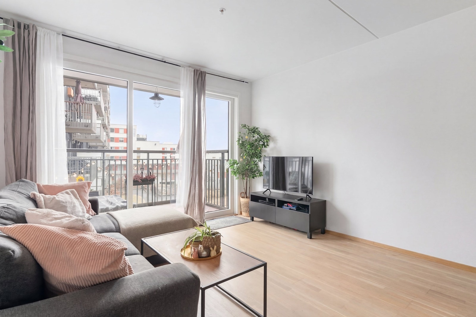 Fra stuen er det direkte utgang til sydvendt balkong. Galleribilde