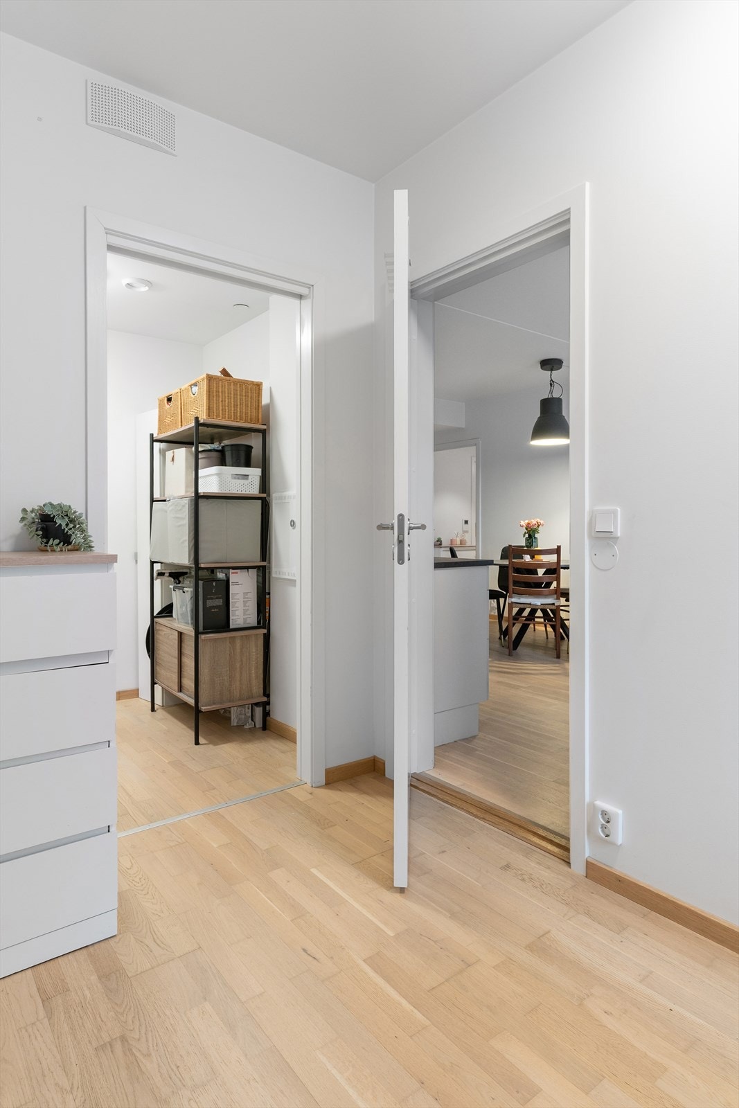 Inngang til den praktiske innvendige boden rett fra gangen. Galleribilde