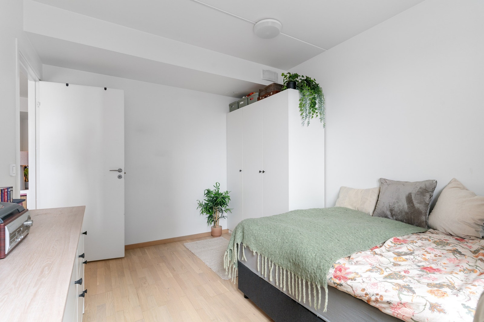 Rommet er holdt i lyse, nøytrale nyanser. Galleribilde