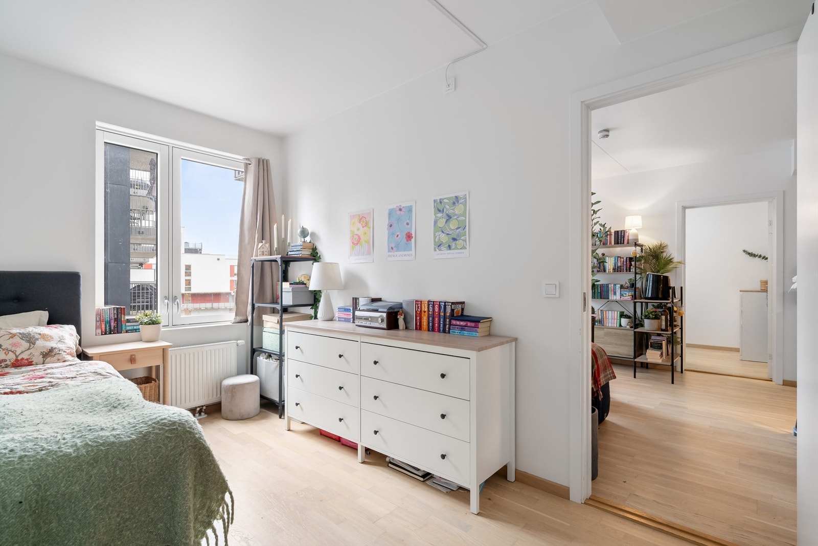 Rommet vender ut mot det rolige, indre gårdsrommet. Galleribilde