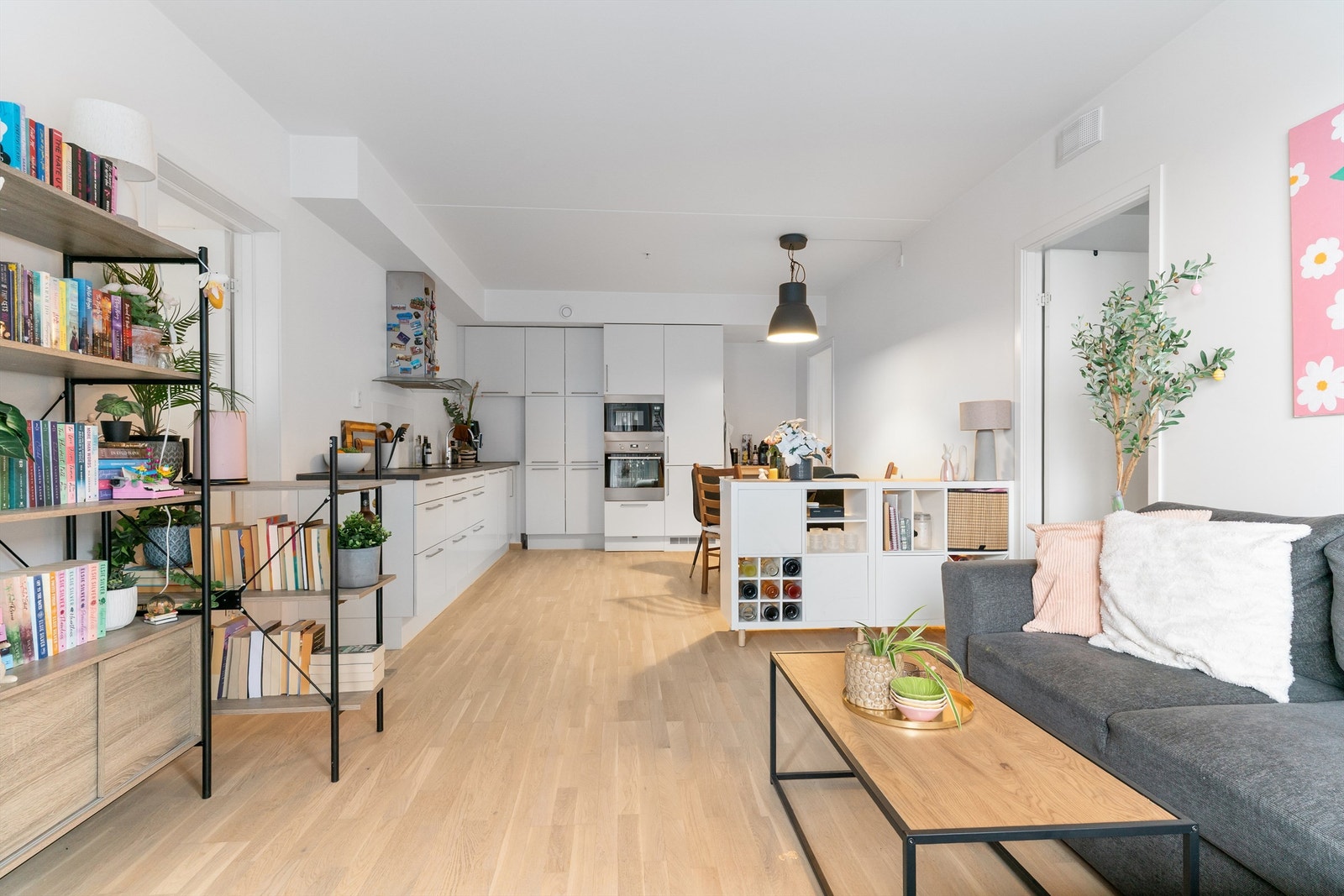 Det sosiale allrommet har god plass til både spisebord og sofagruppe. Galleribilde