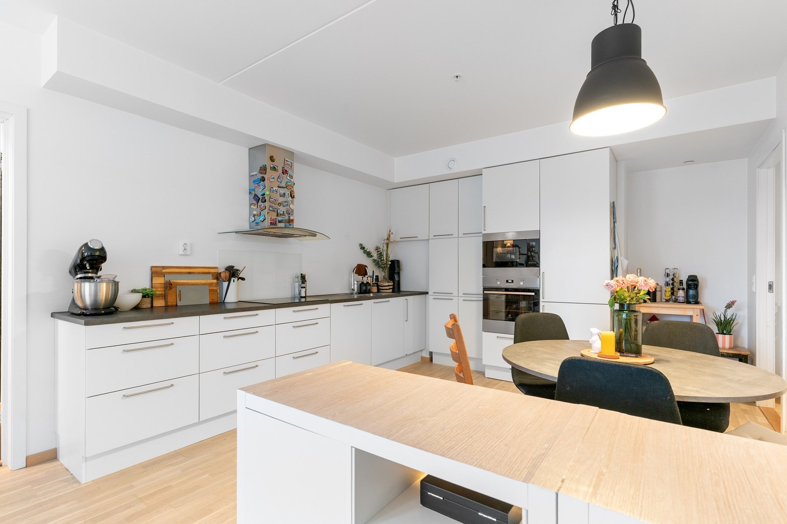 Kjøkkenet er tidløst og stilrent med glatte fronter og laminat benkeplate med nedfelt vask. Galleribilde