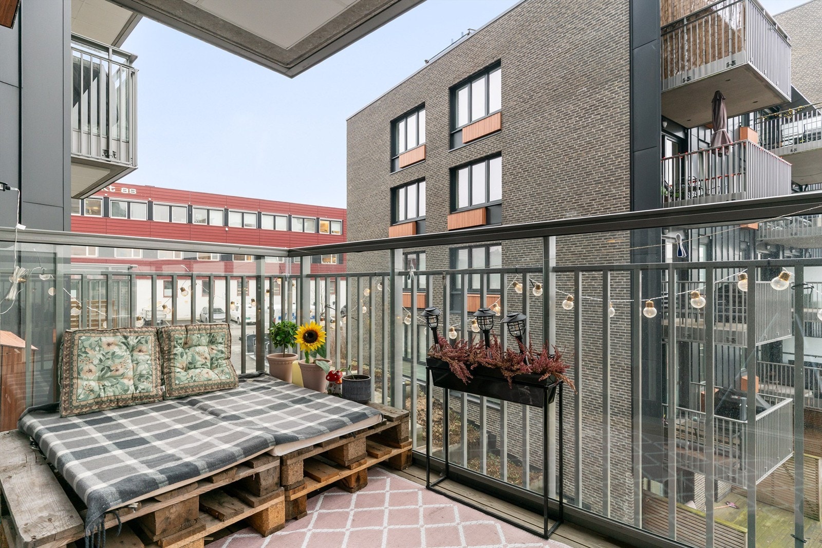 Balkongen kan innredes etter eget ønske og behov- med utemøblement og sitteplasser. Galleribilde